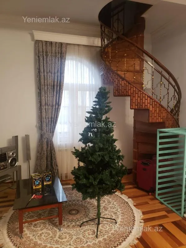 Satılır 6 otaqlı həyət evi 250 m²