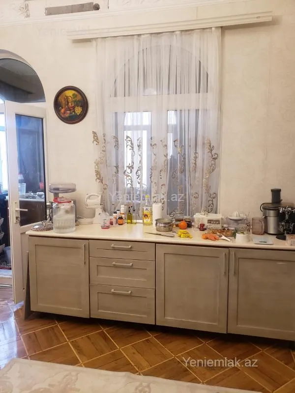 Satılır 6 otaqlı həyət evi 250 m²