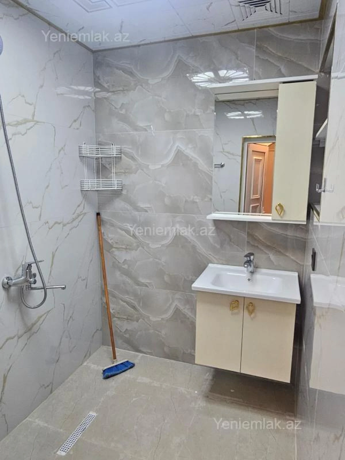 Satılır 3 otaqlı köhnə tikili 75 m²