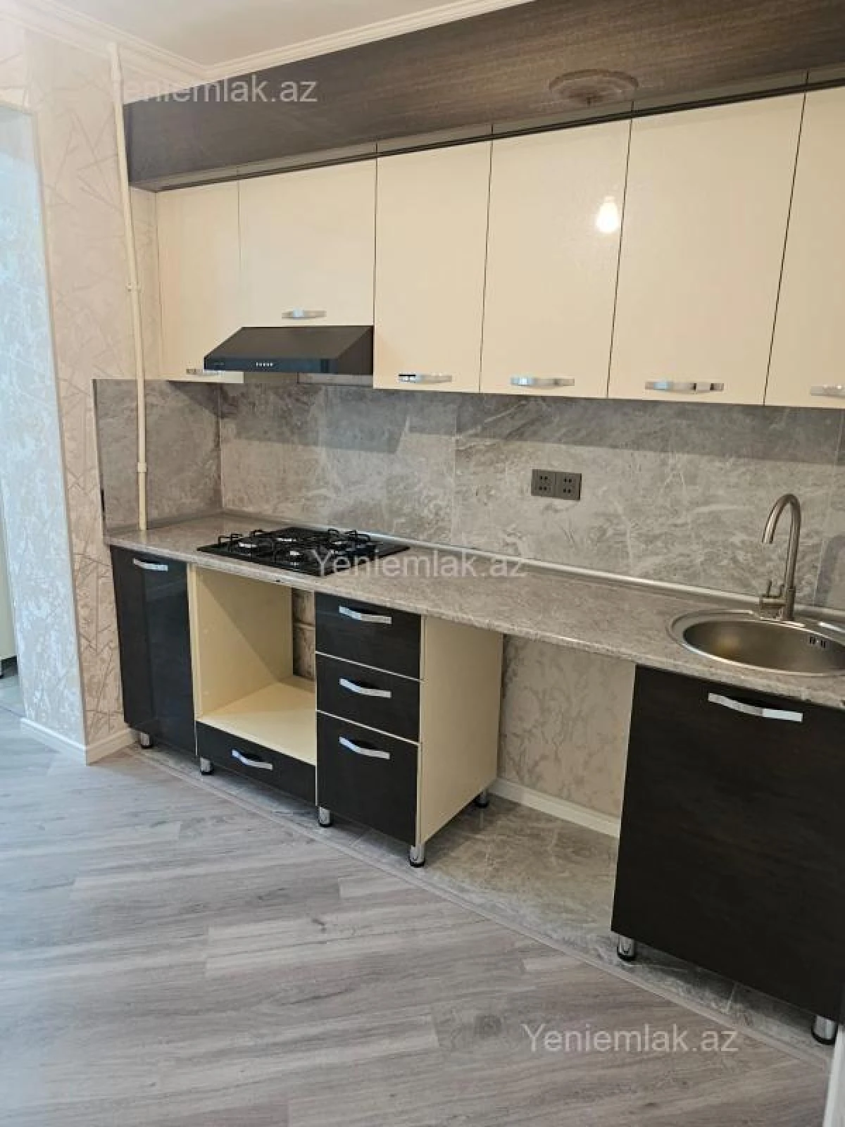Satılır 3 otaqlı köhnə tikili 75 m²