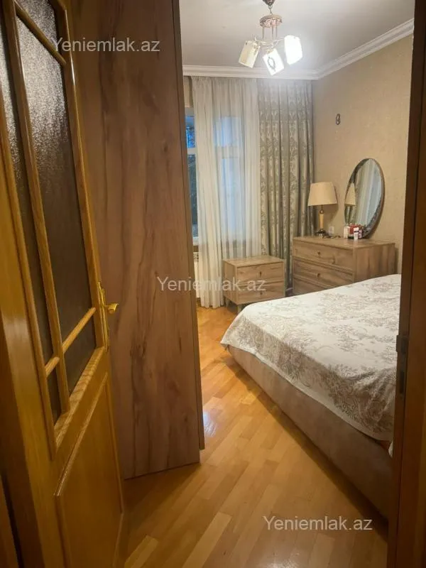 Satılır 3 otaqlı köhnə tikili 100 m²