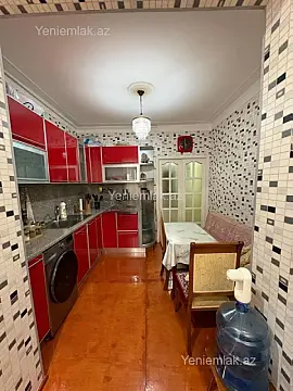 Satılır 4 otaqlı köhnə tikili 110 m²