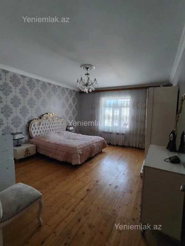 Satılır 5 otaqlı həyət evi 240 m²