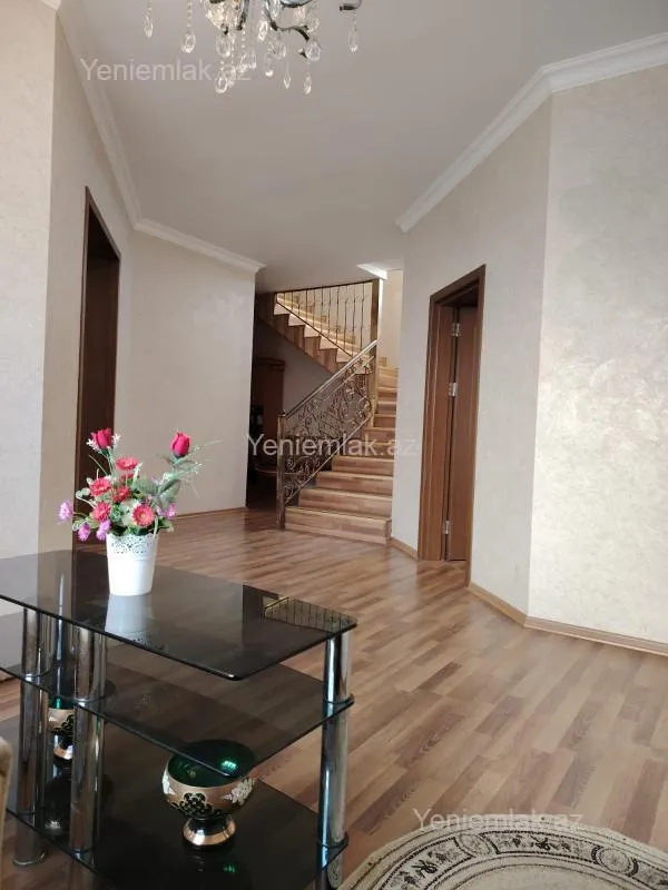 Satılır 5 otaqlı həyət evi 240 m²