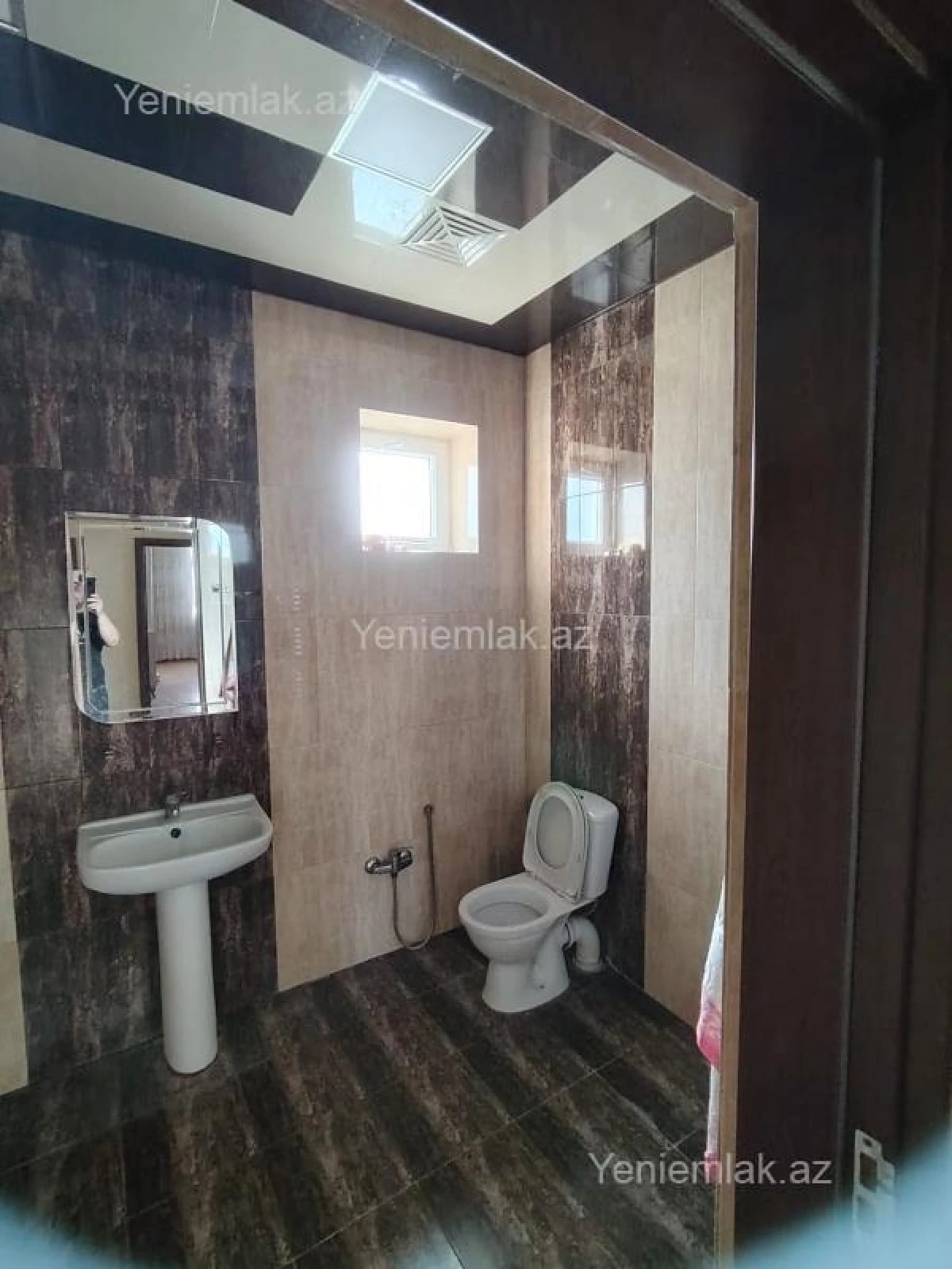 Satılır 5 otaqlı həyət evi 240 m²
