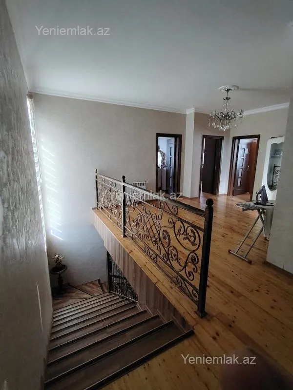Satılır 5 otaqlı həyət evi 240 m²