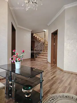 Satılır 5 otaqlı həyət evi 240 m²