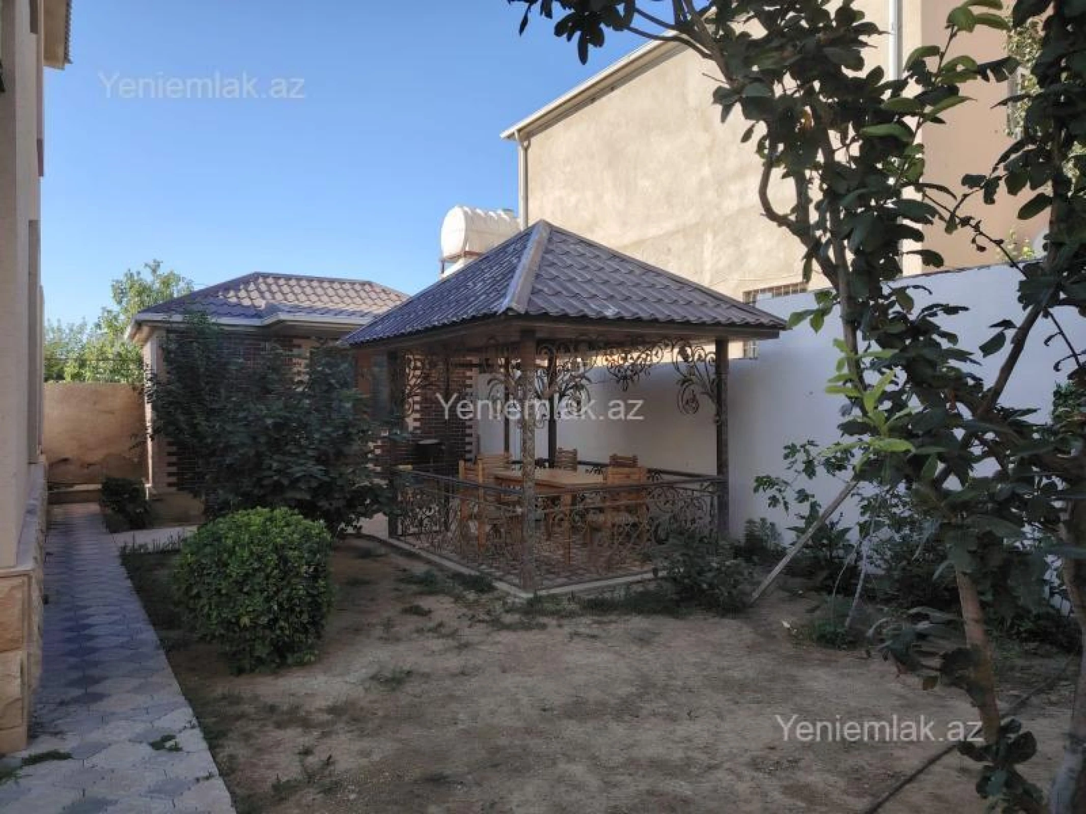 Satılır 5 otaqlı həyət evi 240 m²