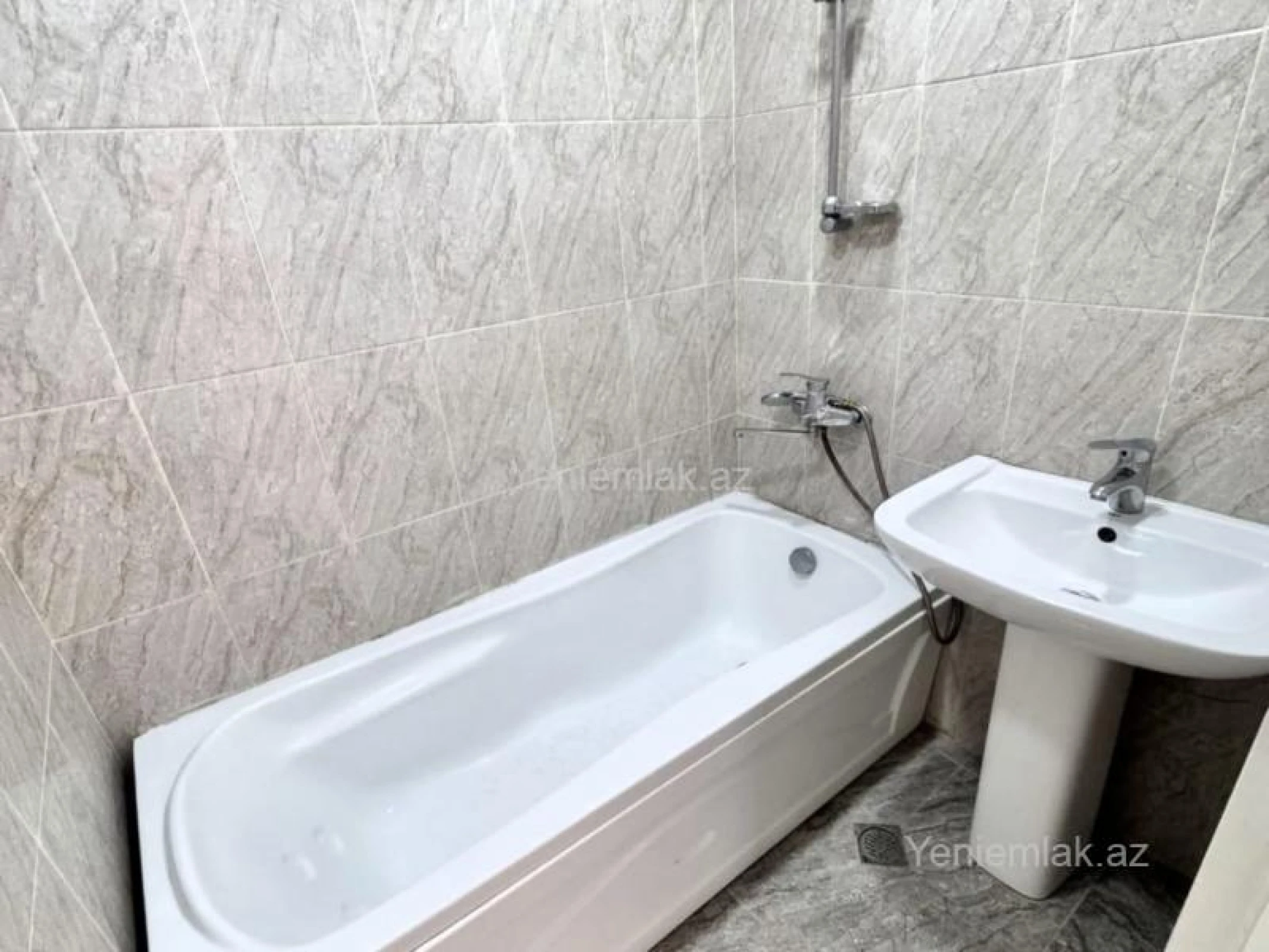 Satılır 3 otaqlı yeni tikili 75 m²