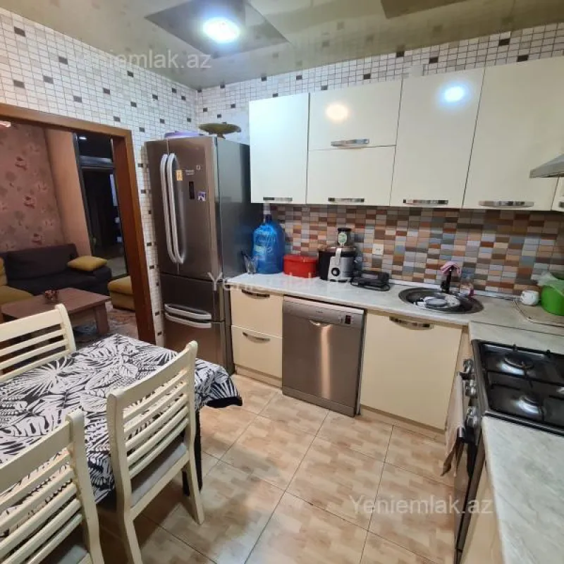 Satılır 4 otaqlı köhnə tikili 105 m²