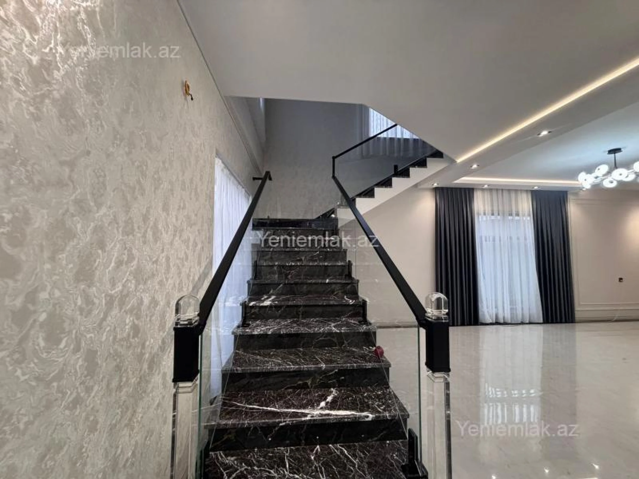Satılır 8 otaqlı həyət evi 350 m²