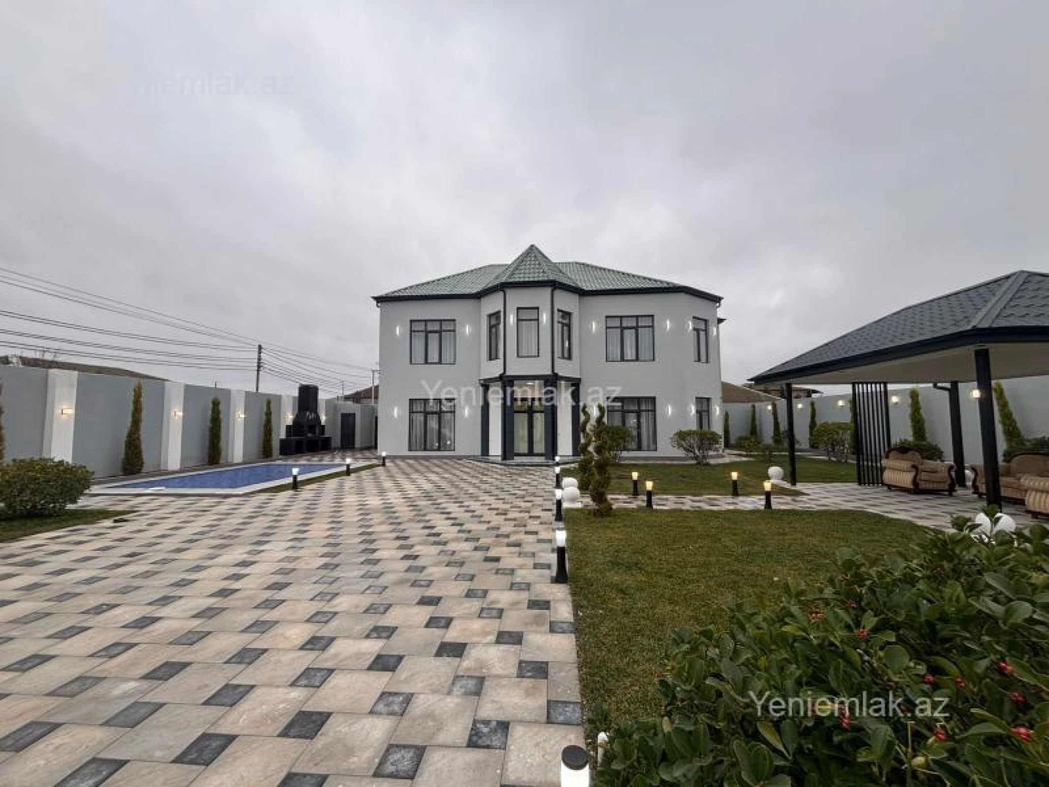 Satılır 8 otaqlı həyət evi 350 m²