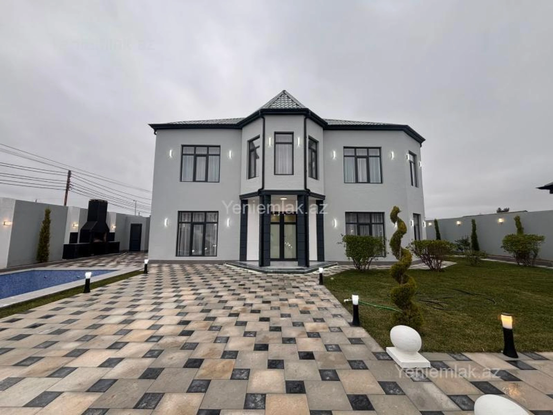 Satılır 8 otaqlı həyət evi 350 m²