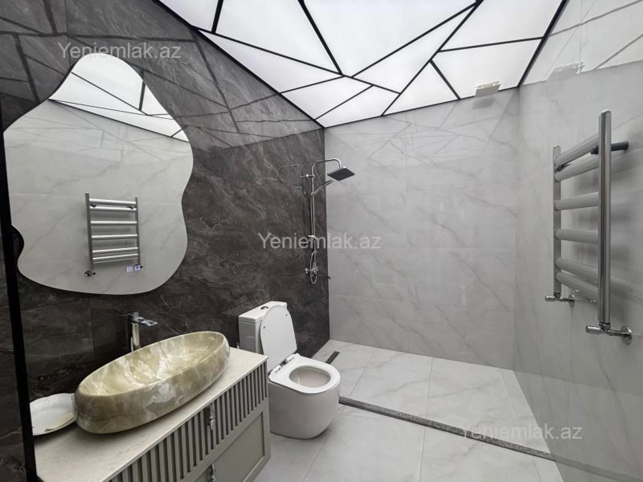 Satılır 8 otaqlı həyət evi 350 m²