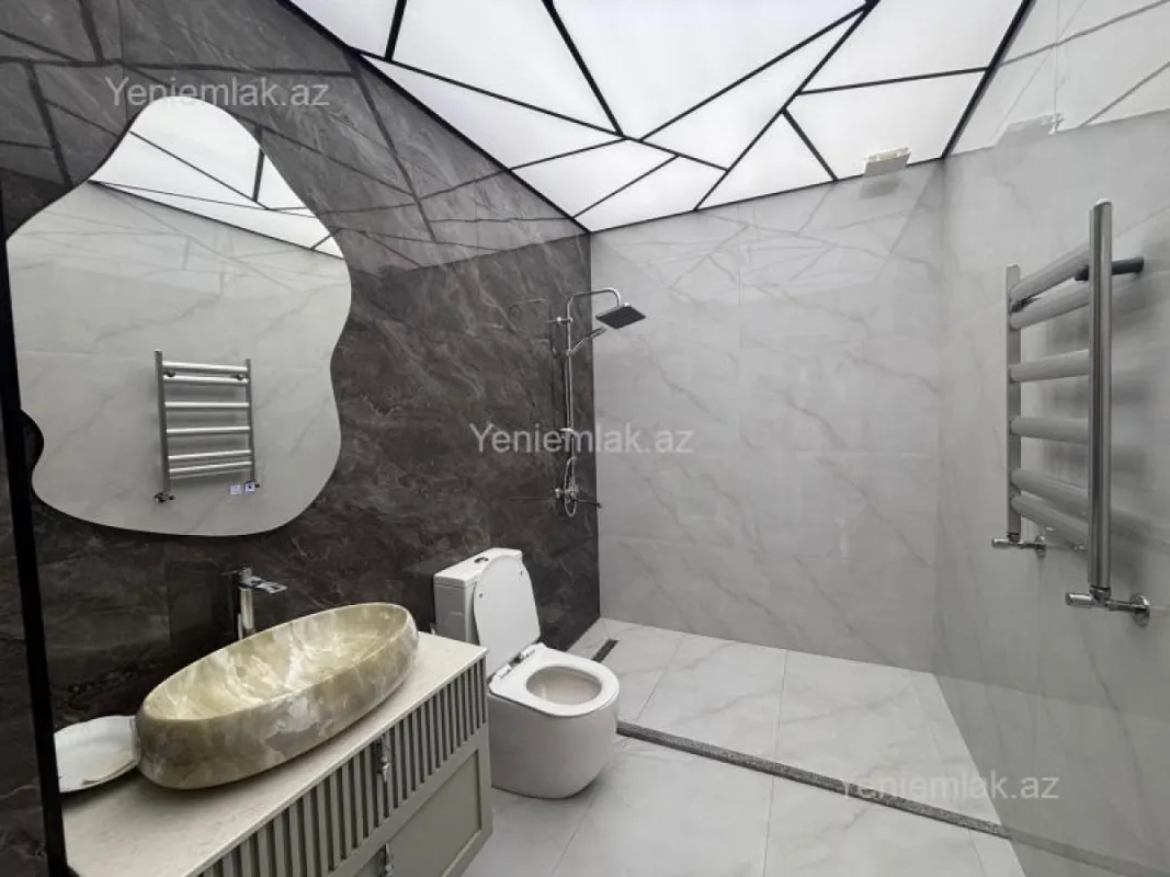 Satılır 8 otaqlı həyət evi 350 m²