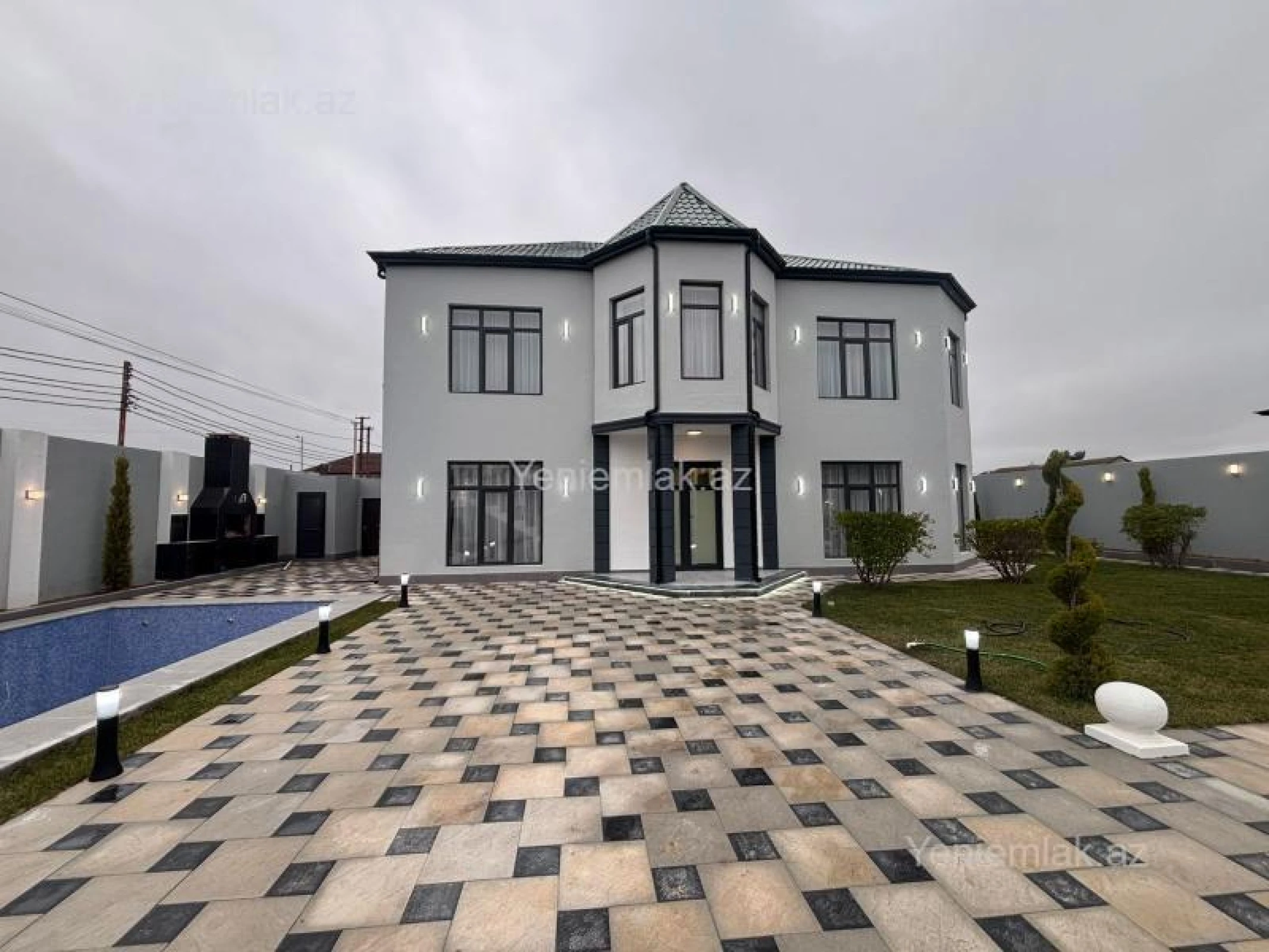 Satılır 8 otaqlı həyət evi 350 m²