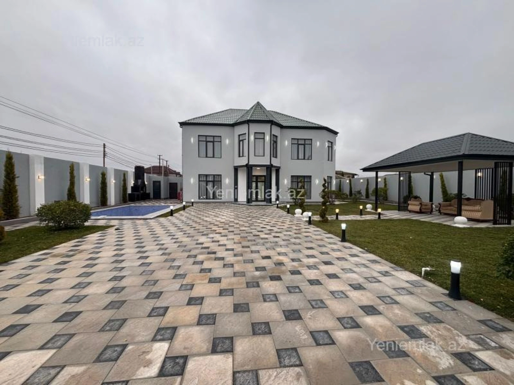 Satılır 8 otaqlı həyət evi 350 m²