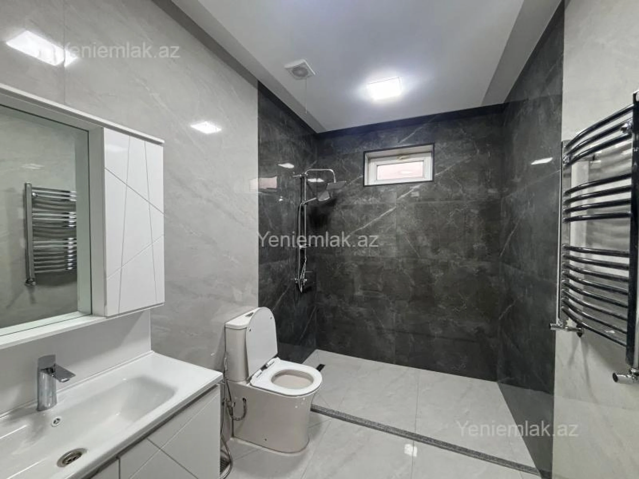 Satılır 8 otaqlı həyət evi 350 m²