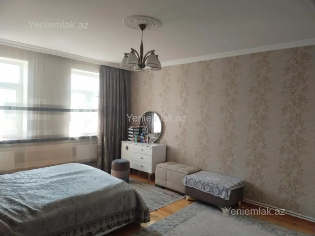 Satılır 7 otaqlı həyət evi 242 m²