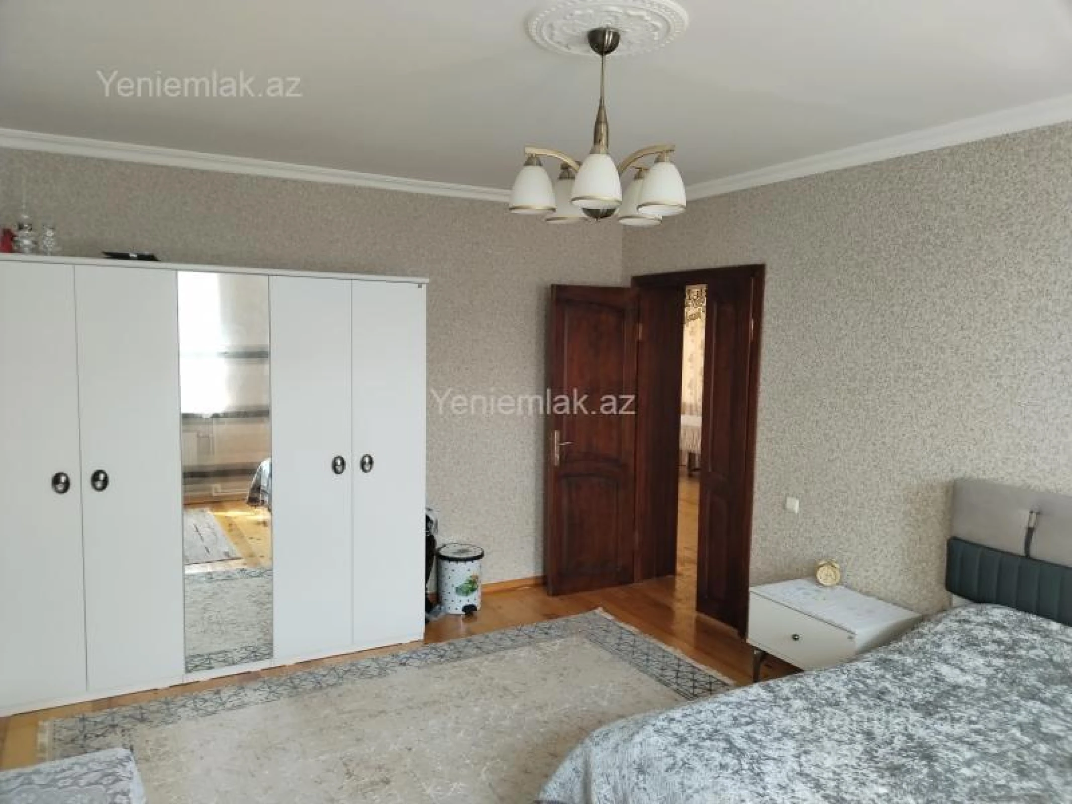 Satılır 7 otaqlı həyət evi 242 m²