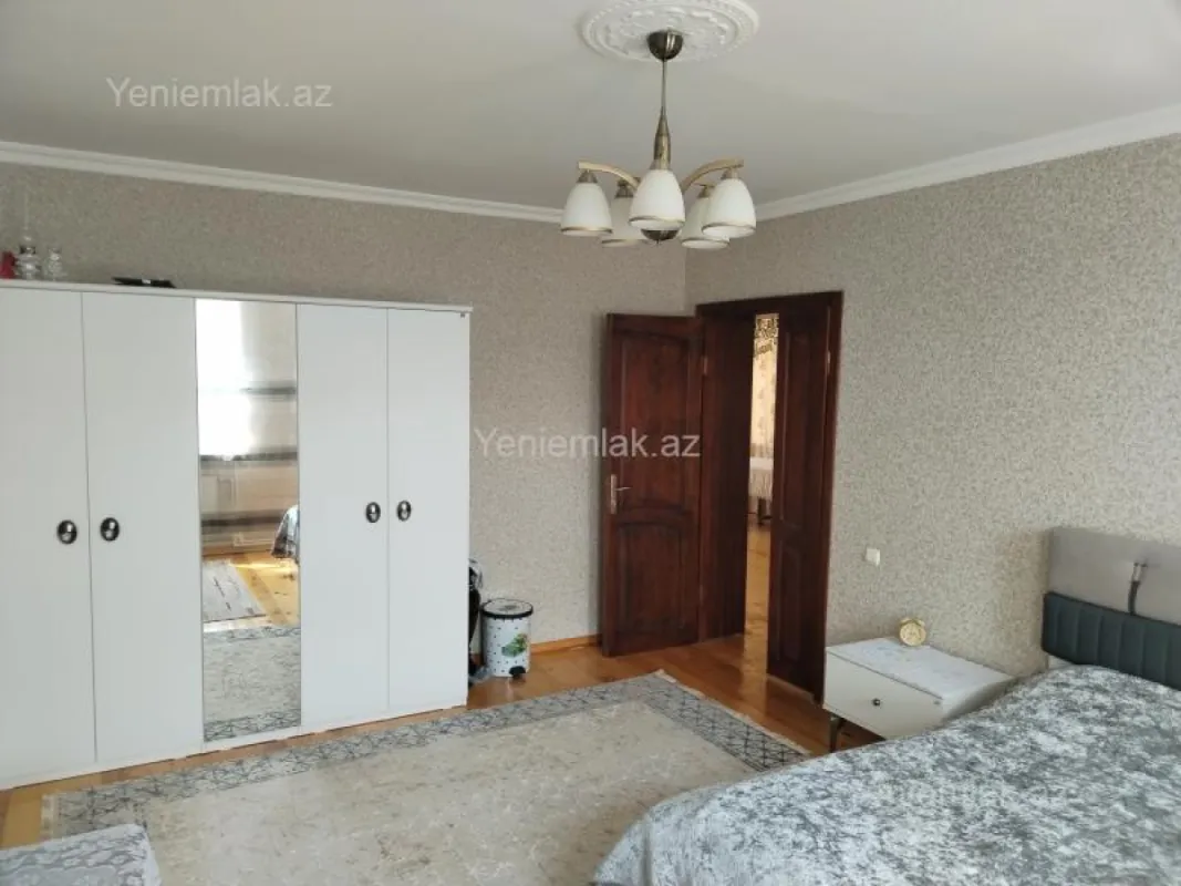 Satılır 7 otaqlı həyət evi 242 m²