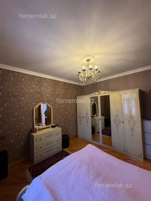 Satılır 6 otaqlı həyət evi 300 m²