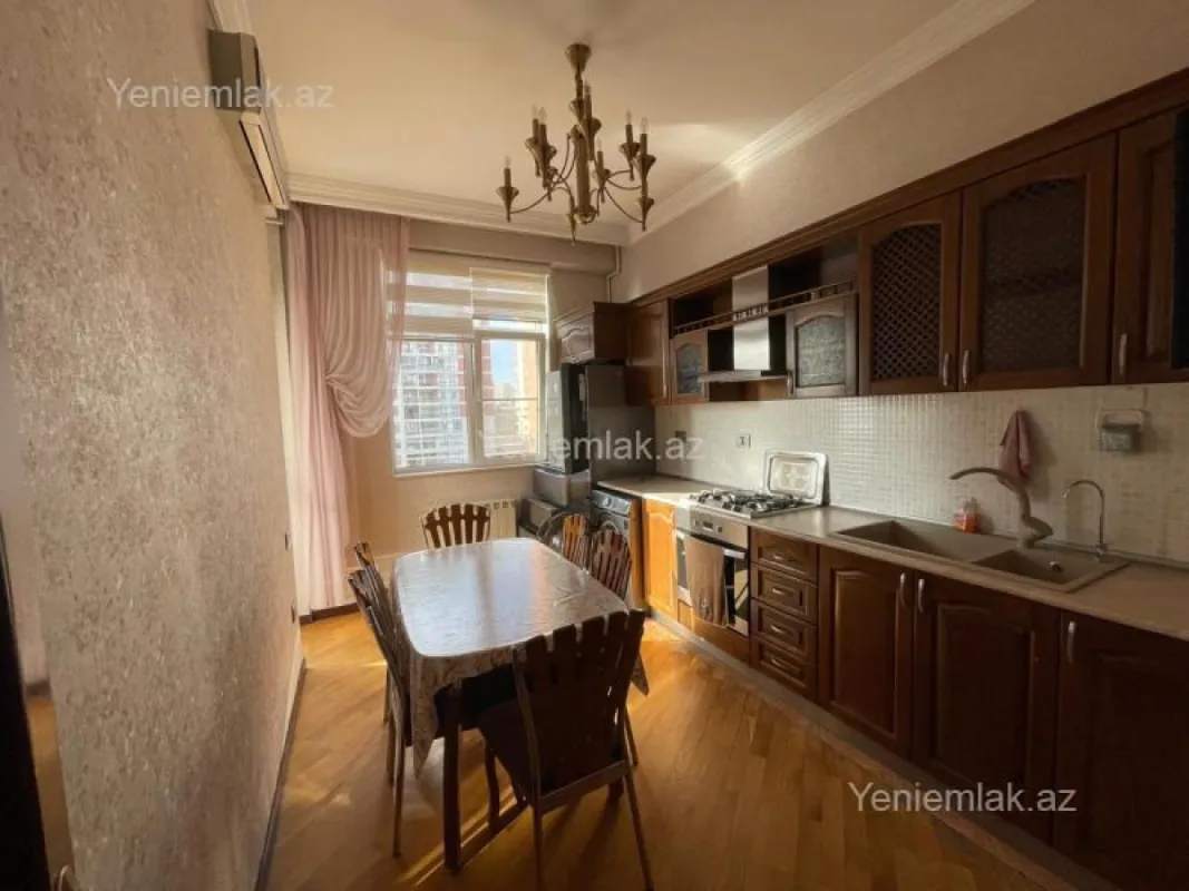 Satılır 3 otaqlı yeni tikili 130 m²