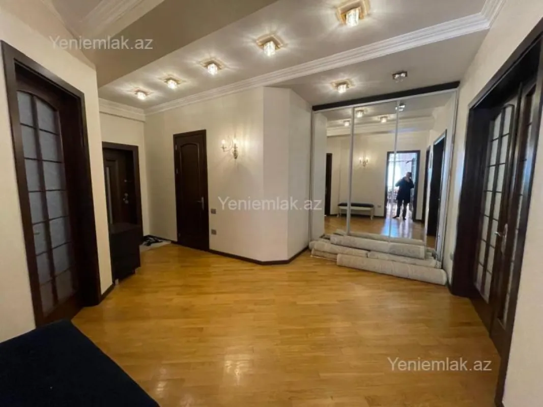 Satılır 3 otaqlı yeni tikili 130 m²