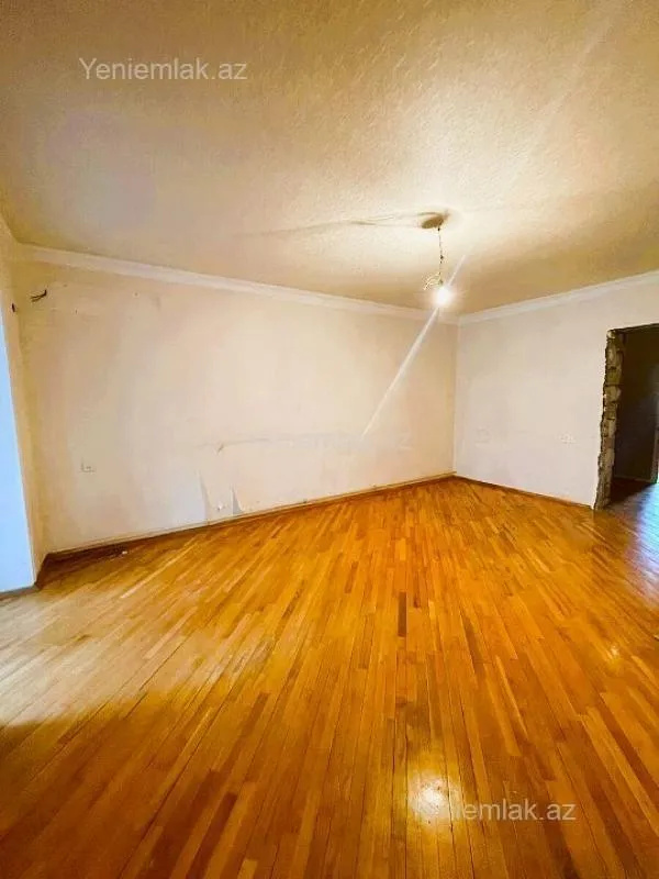 Satılır 3 otaqlı köhnə tikili 100 m²