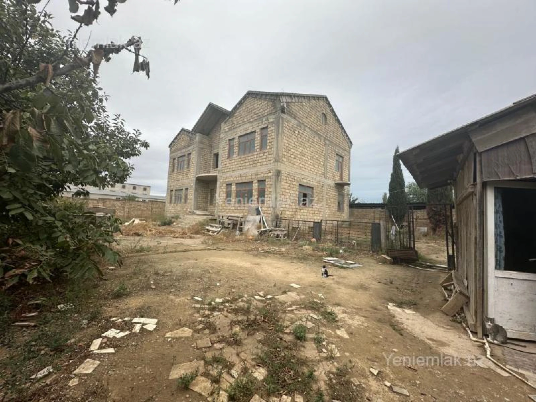 Satılır 9 otaqlı həyət evi 630 m²