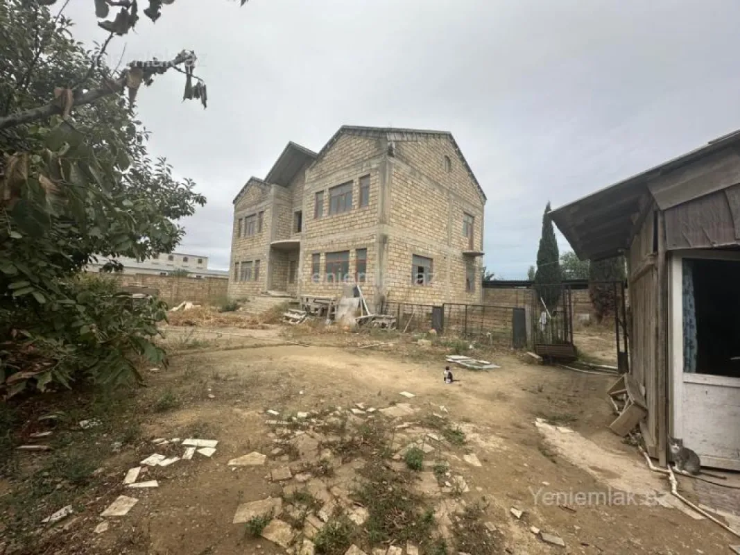 Satılır 9 otaqlı həyət evi 630 m²