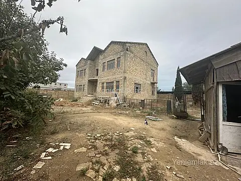 Satılır 9 otaqlı həyət evi 630 m²