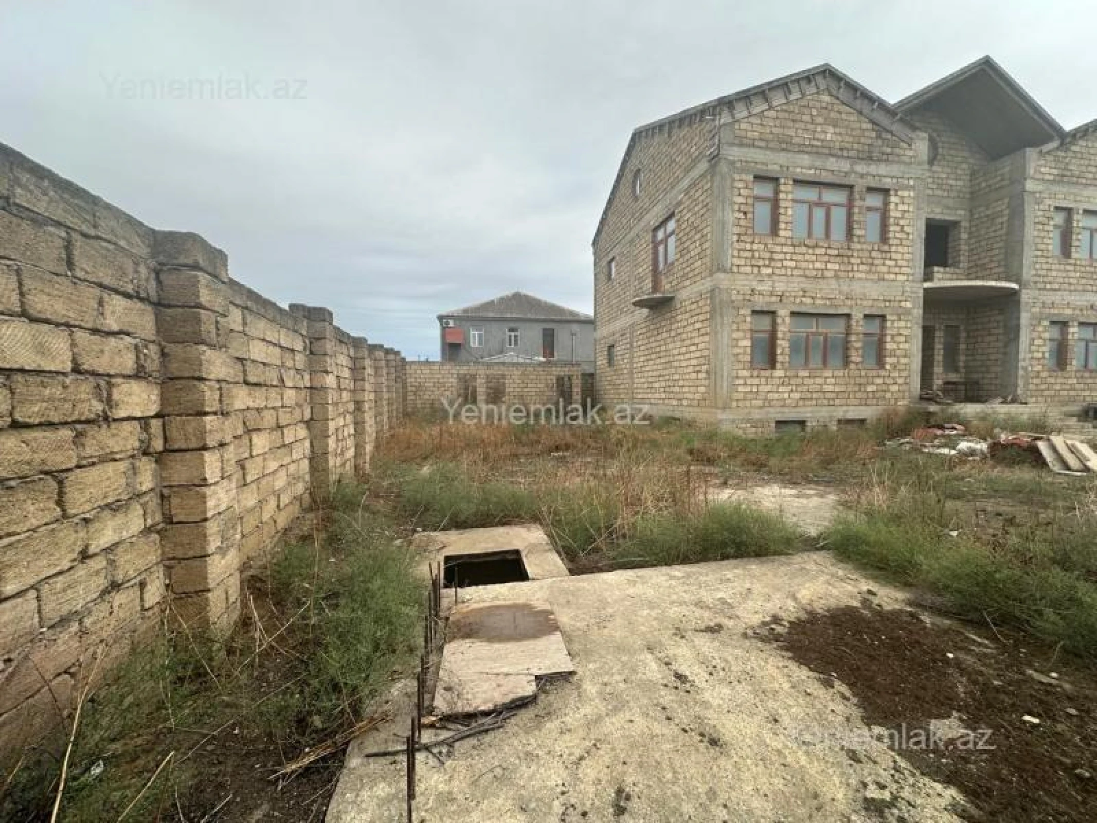 Satılır 9 otaqlı həyət evi 630 m²