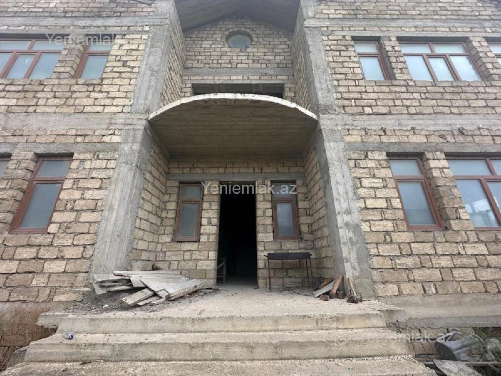Satılır 9 otaqlı həyət evi 630 m²