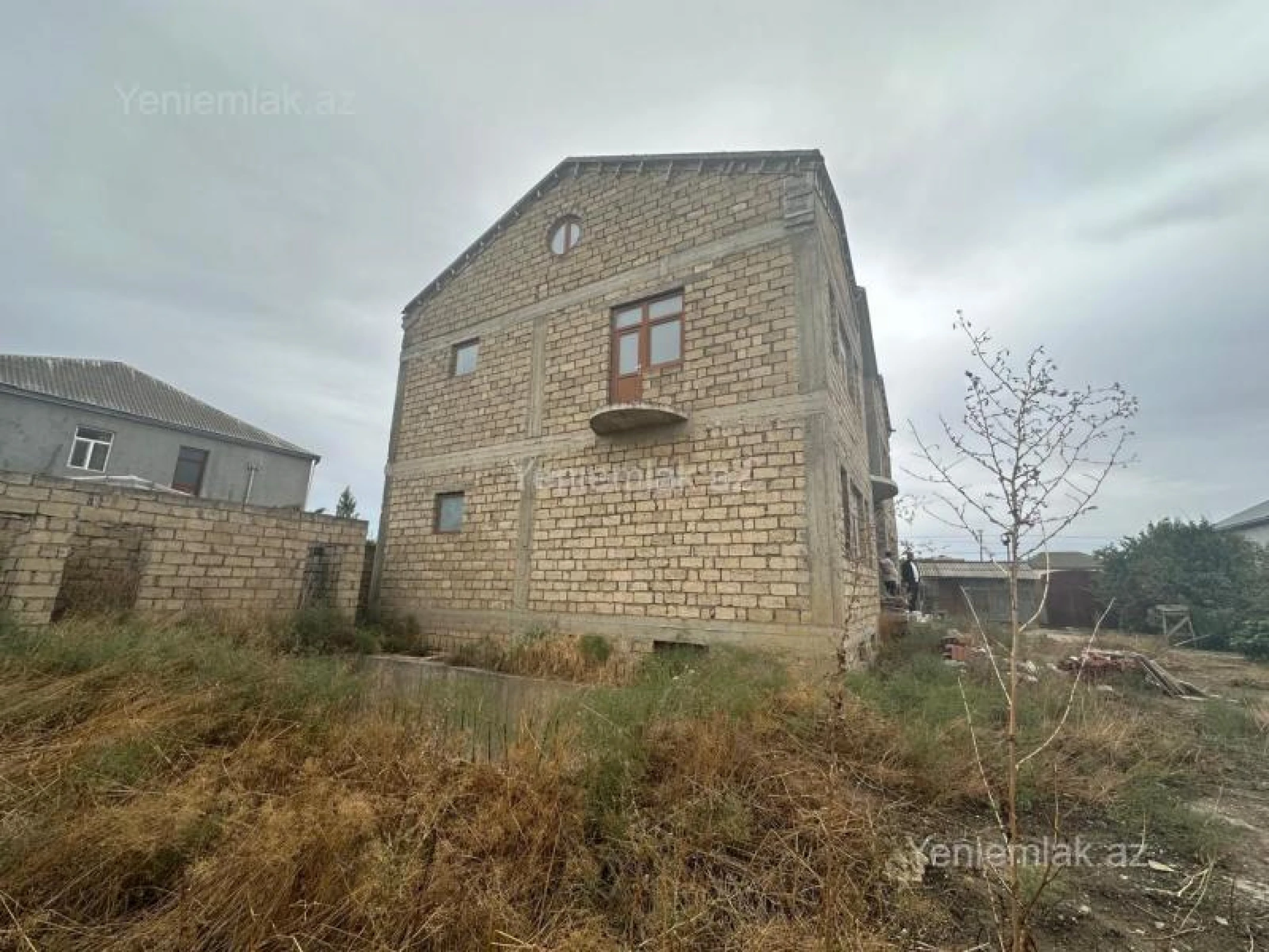 Satılır 9 otaqlı həyət evi 630 m²