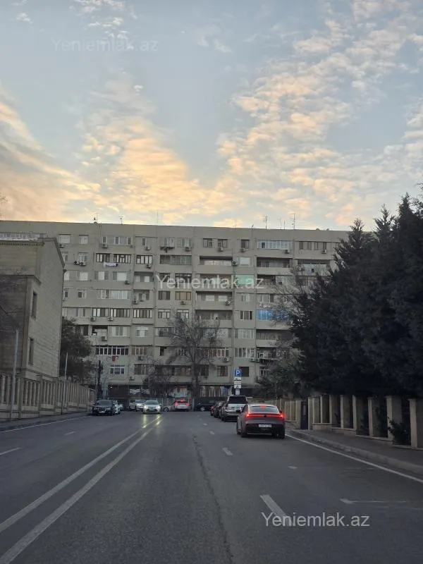 Satılır 4 otaqlı köhnə tikili 110 m²