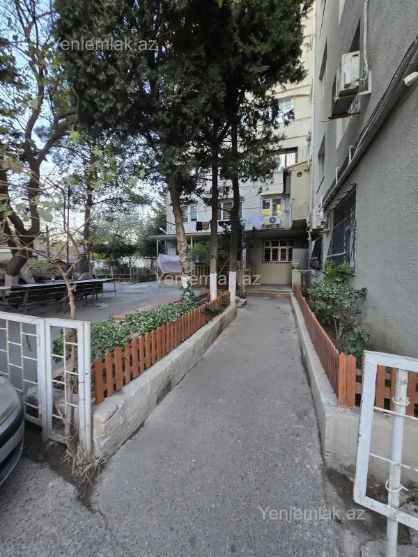 Satılır 4 otaqlı köhnə tikili 110 m²