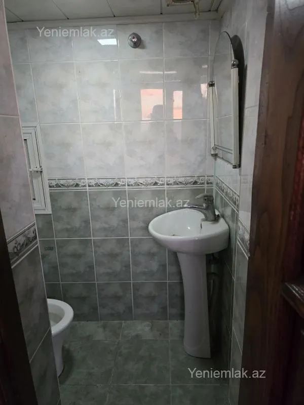 Satılır 4 otaqlı köhnə tikili 110 m²
