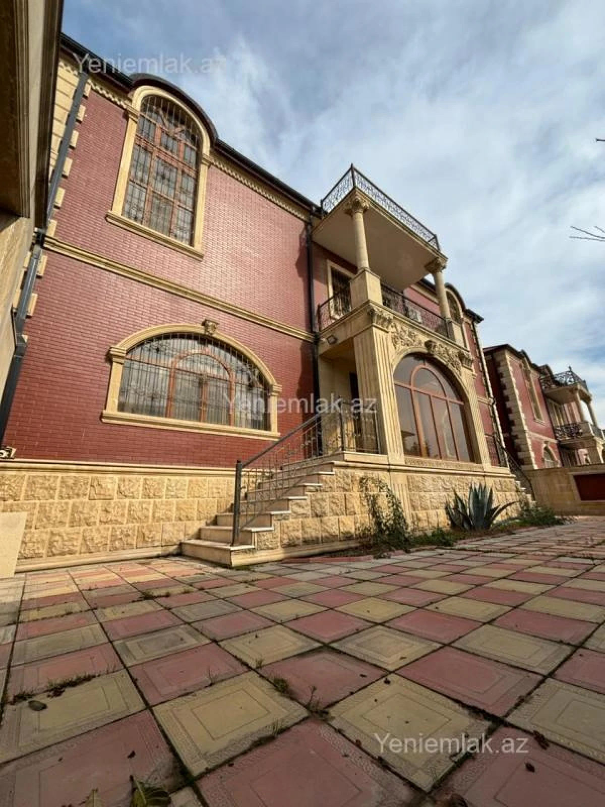 Satılır 7 otaqlı həyət evi 630 m²