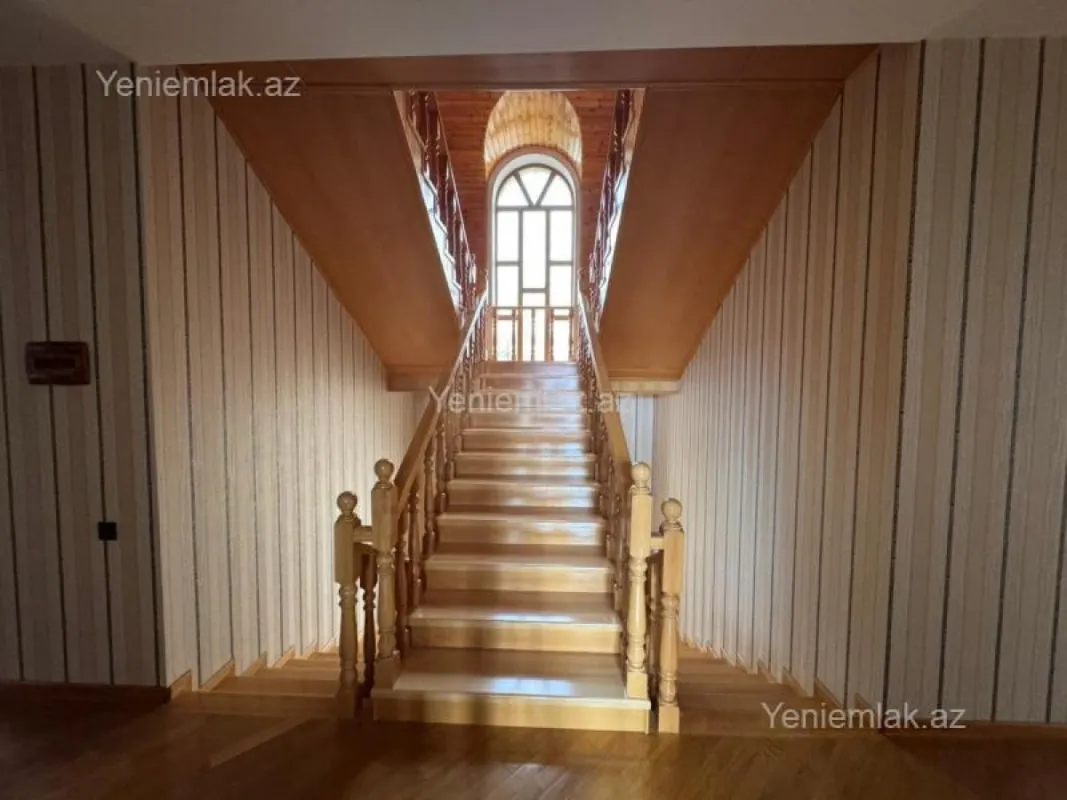 Satılır 7 otaqlı həyət evi 630 m²