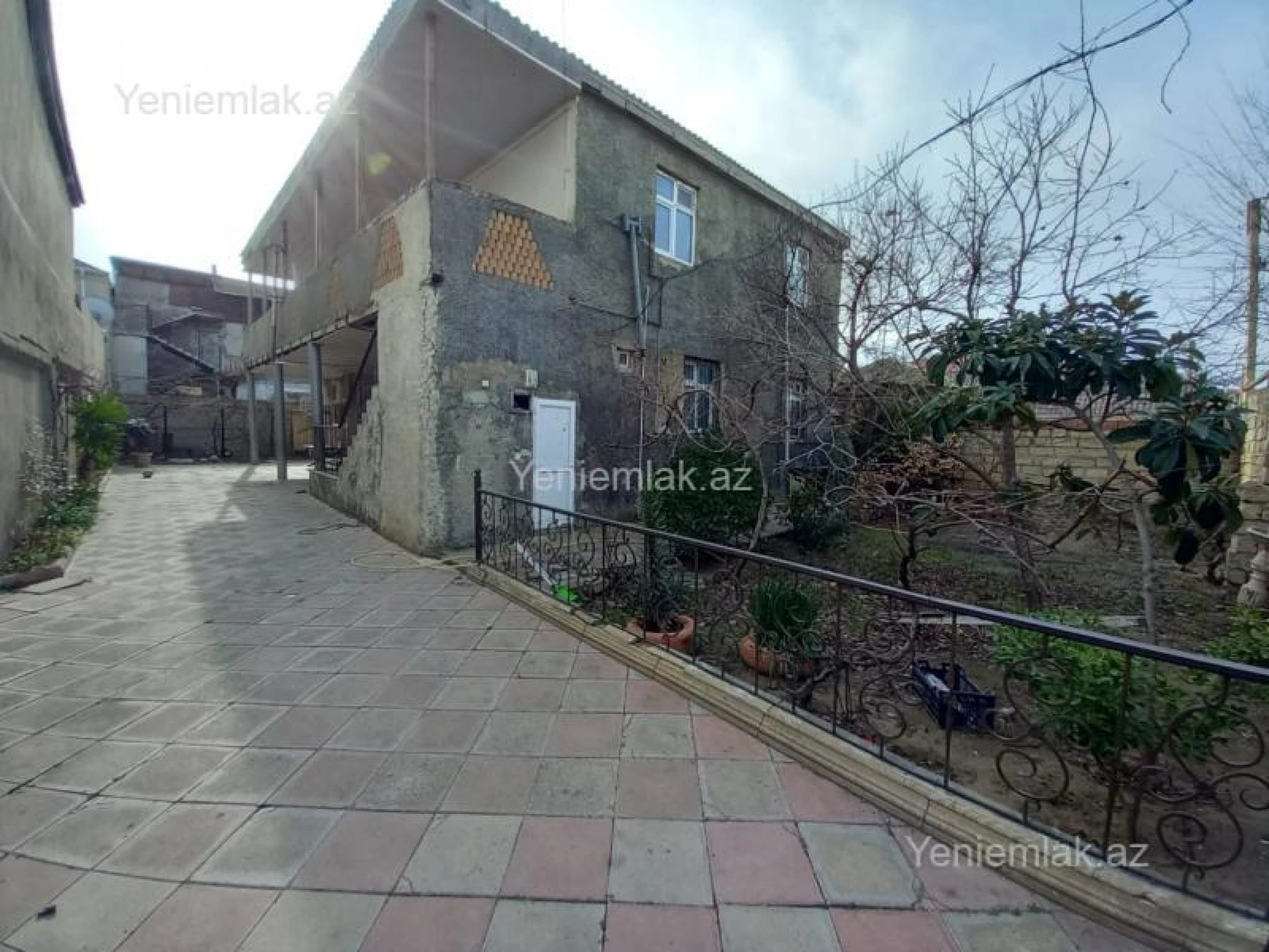 Satılır 8 otaqlı həyət evi 300 m²