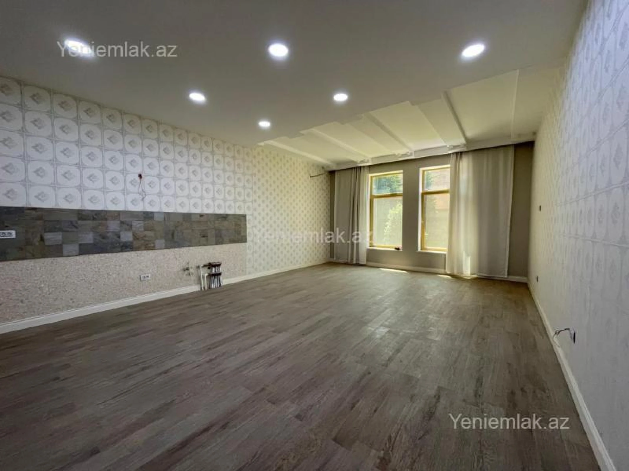 Satılır 10 otaqlı həyət evi 1000 m²