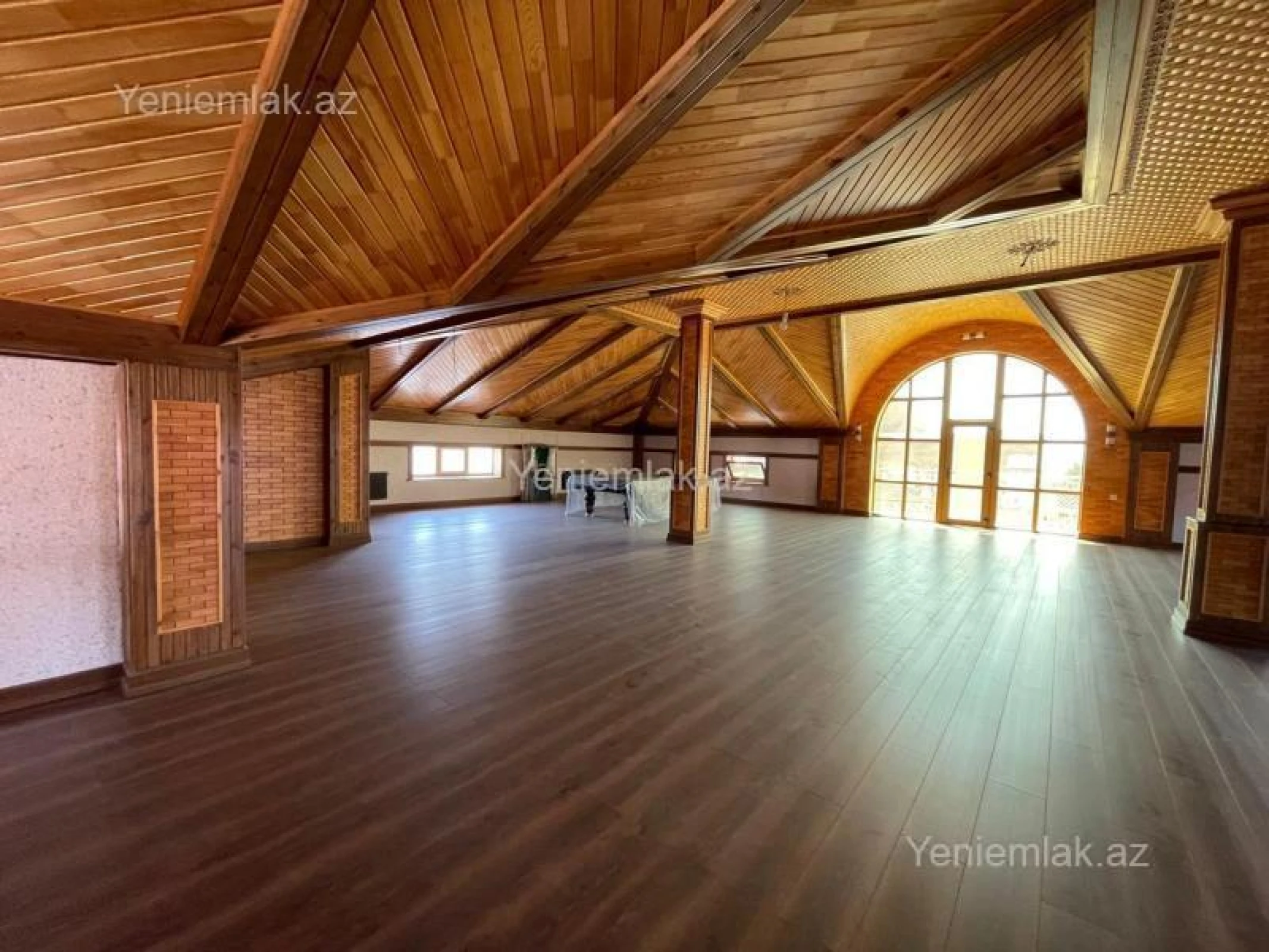Satılır 10 otaqlı həyət evi 1000 m²