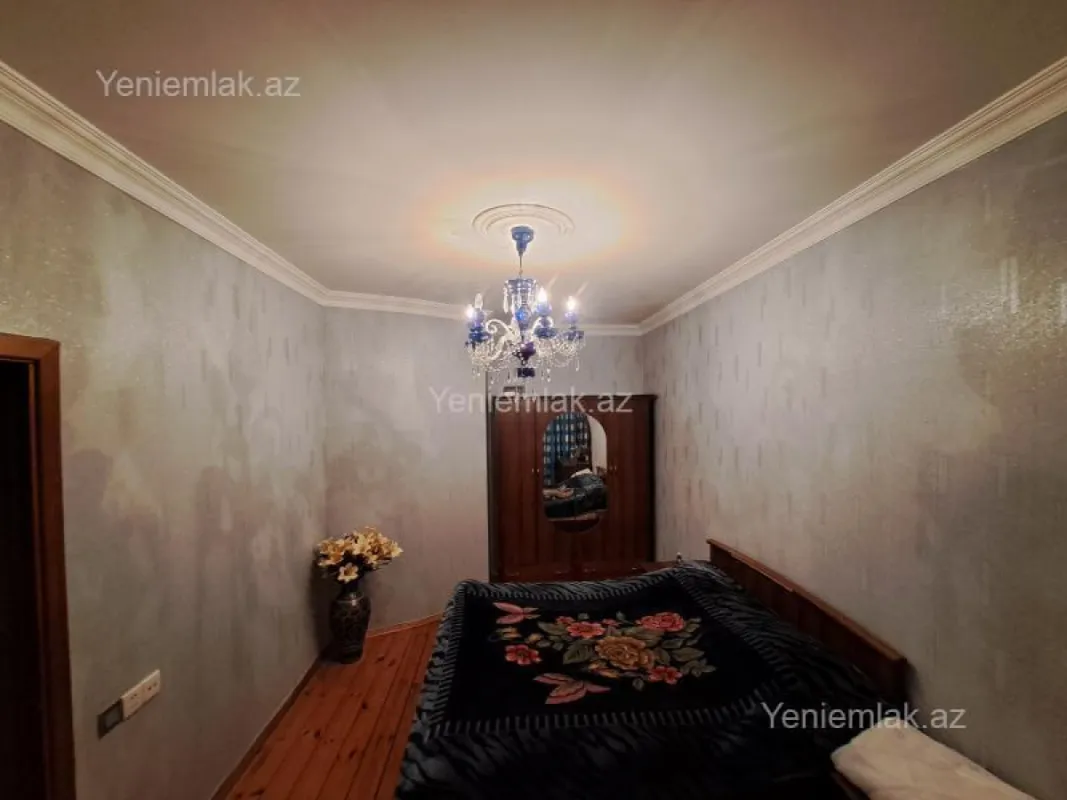 Satılır 5 otaqlı həyət evi 240 m²