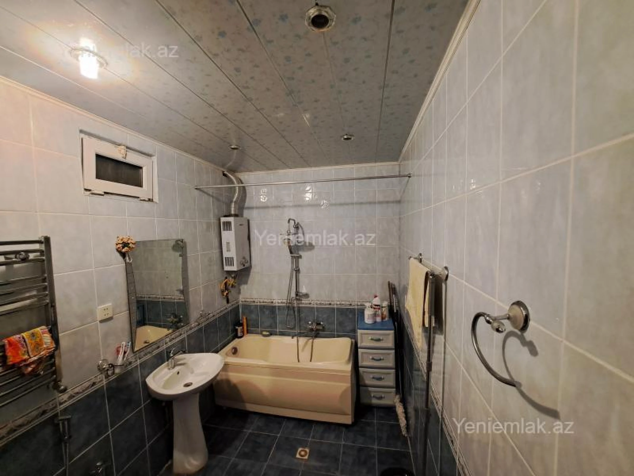 Satılır 5 otaqlı həyət evi 240 m²
