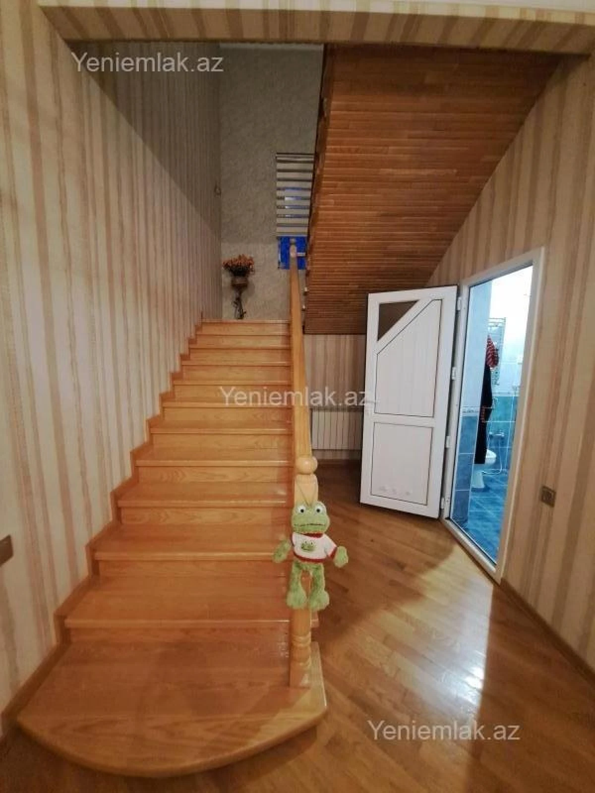 Satılır 5 otaqlı həyət evi 240 m²