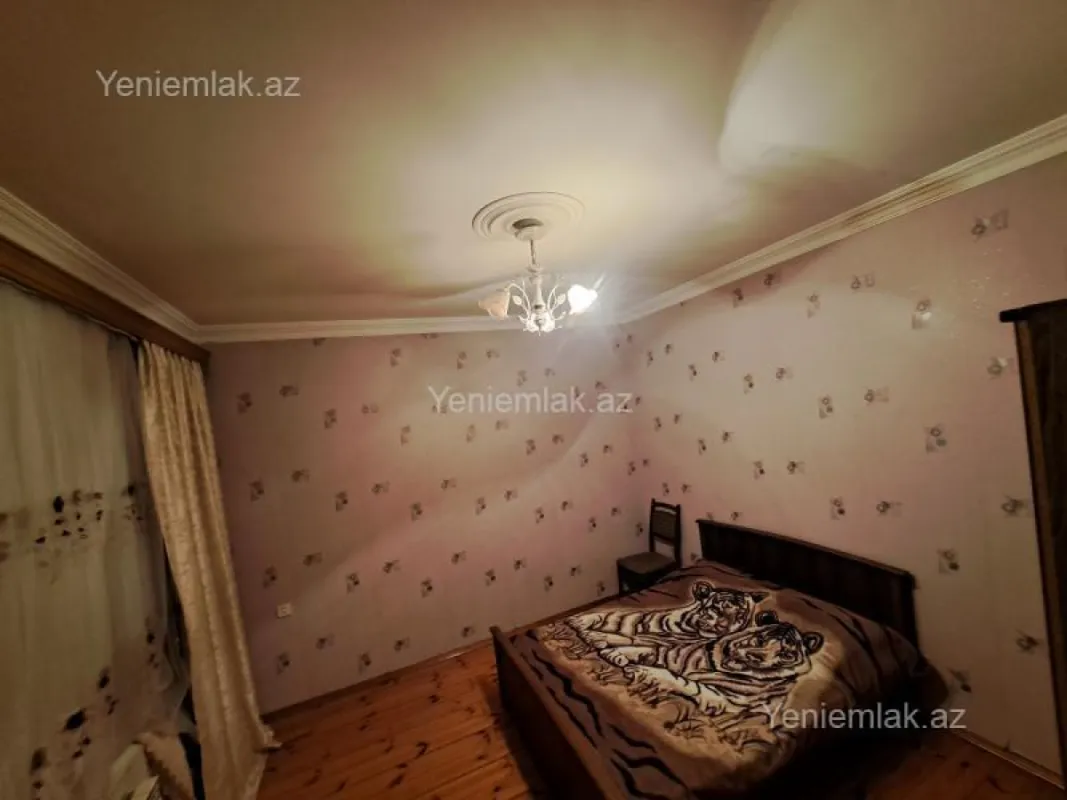 Satılır 5 otaqlı həyət evi 240 m²