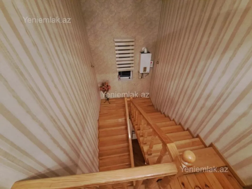 Satılır 5 otaqlı həyət evi 240 m²