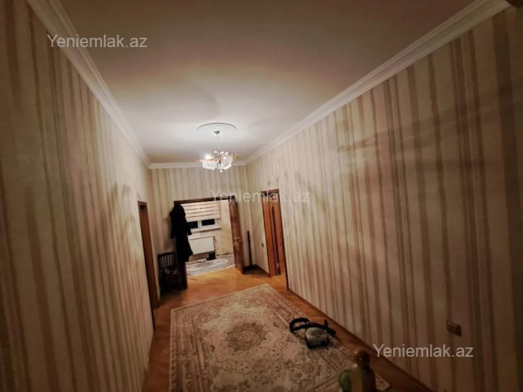 Satılır 5 otaqlı həyət evi 240 m²