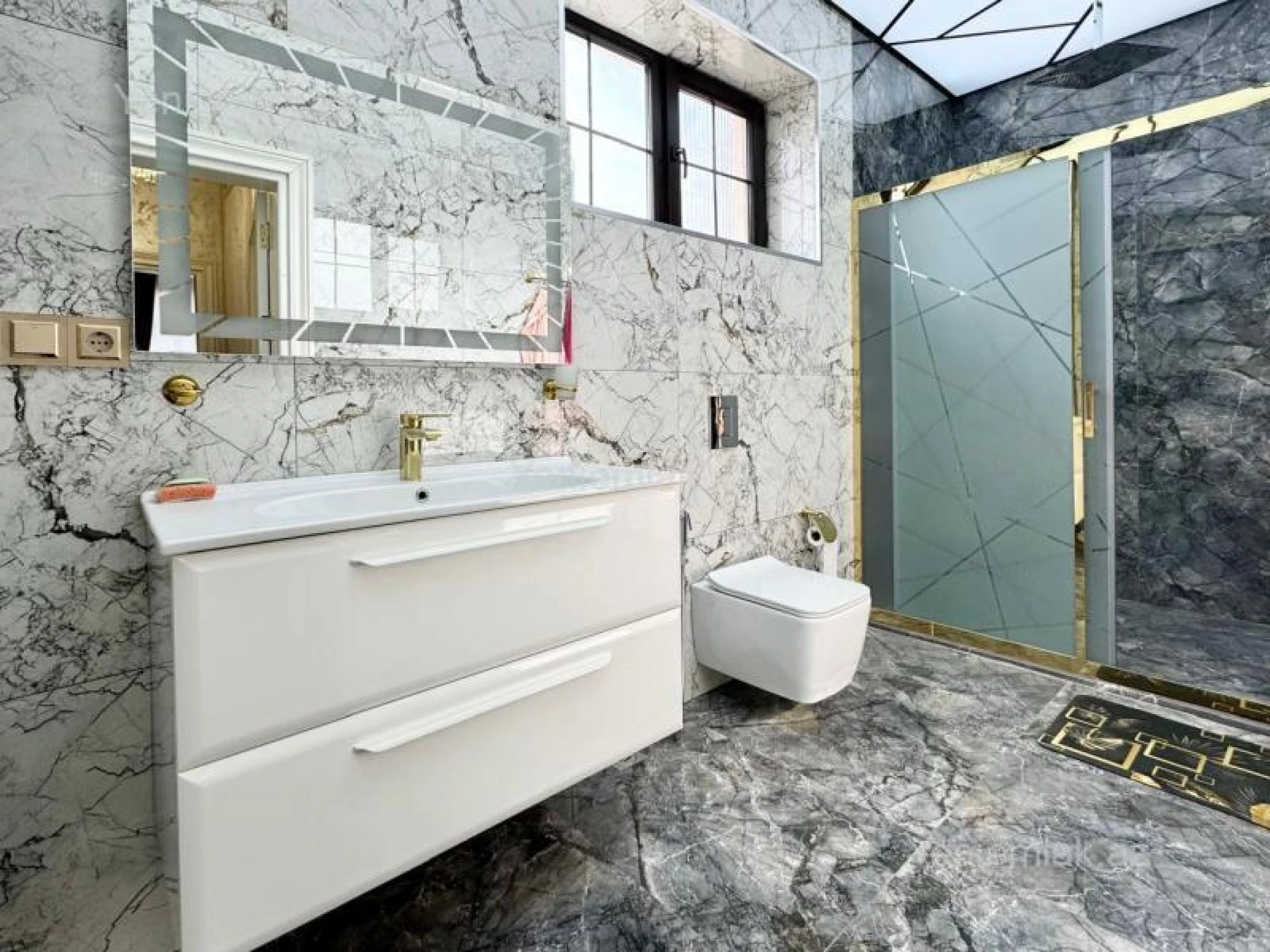 Satılır 8 otaqlı həyət evi 280 m²